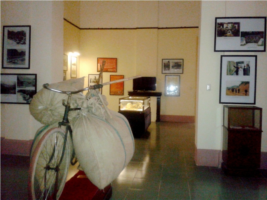 Những hiện vật chiến tranh được trưng bày ở vị trí khiêm nhường hơn những bức họa