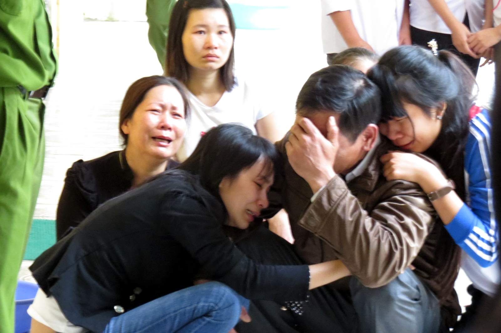 Nguoi vo to chong lot quan o cong cong ty bi dam chet hinh anh