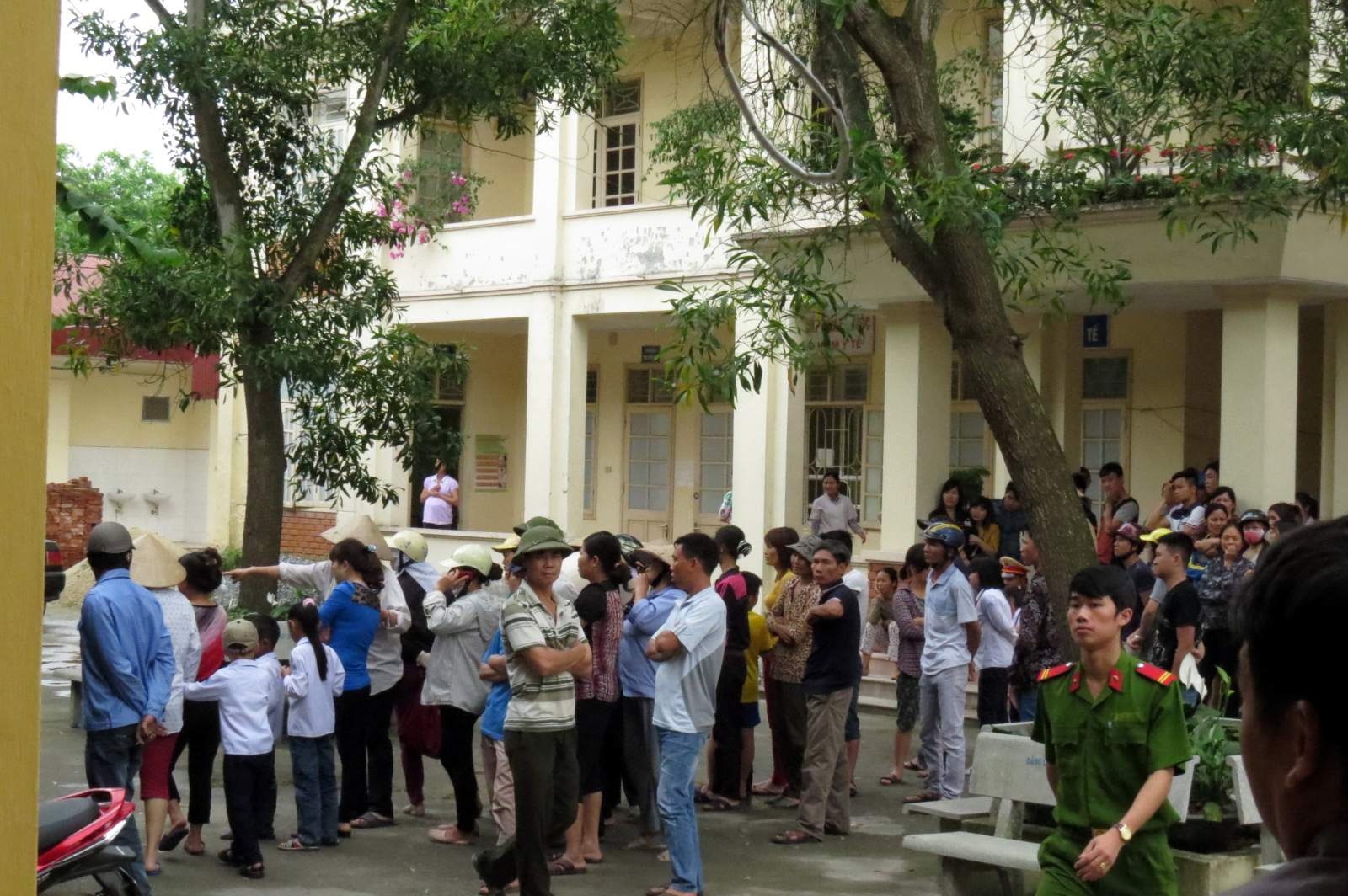 Rất đông người dân tập trung tại Bệnh viện để dõi theo vụ việc