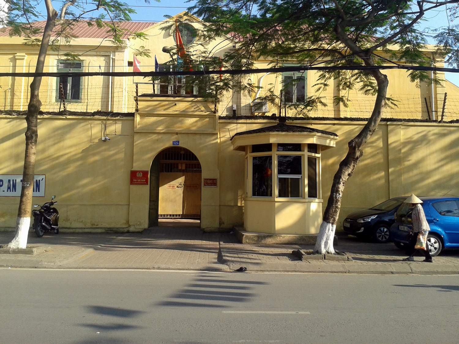 Nguyen chien si canh sat ru nhan vien quan hat hit ma tuy hinh anh