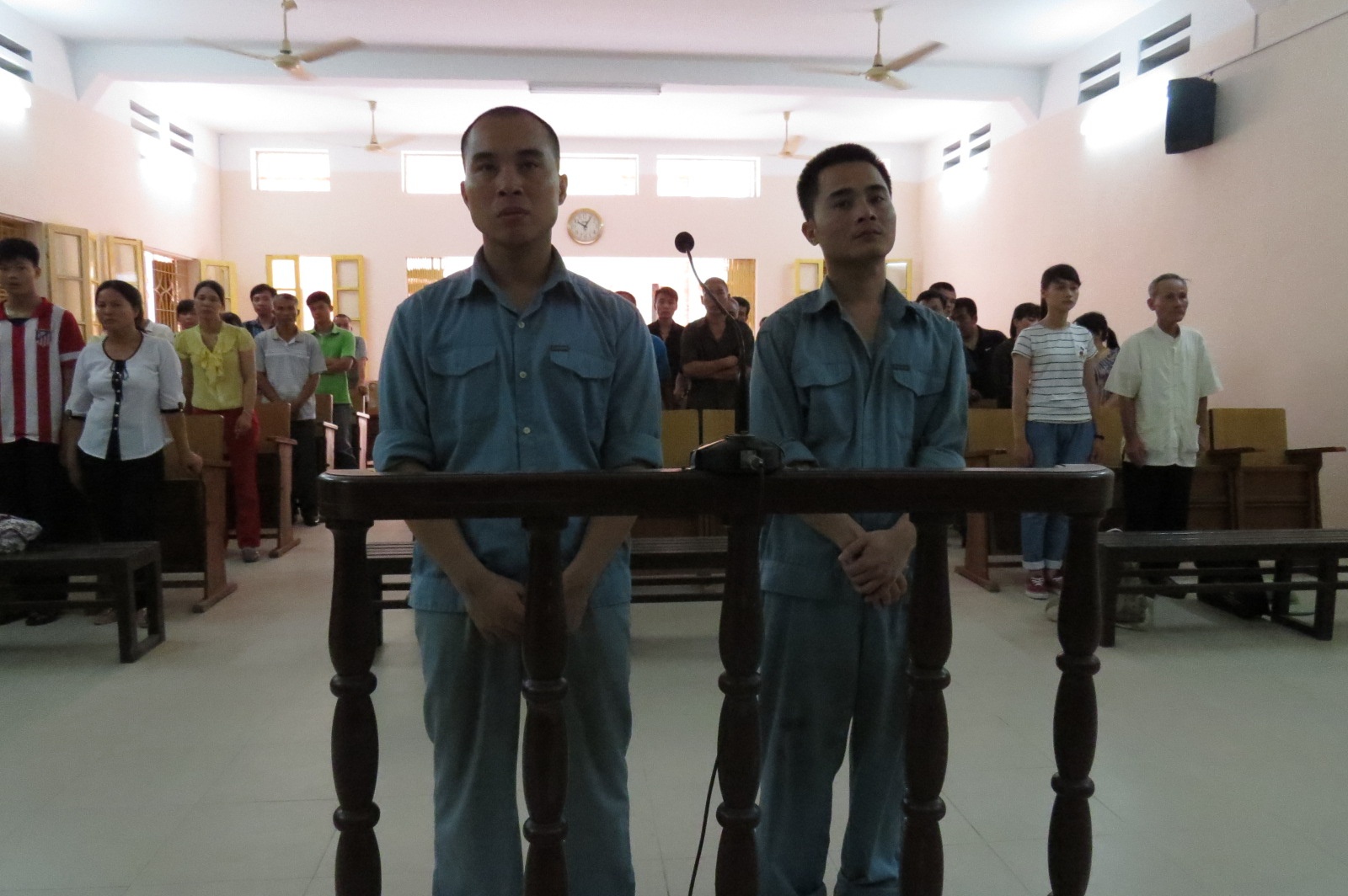 Gia danh cong an de lua chiem xe dap cua cac hoc sinh hinh anh