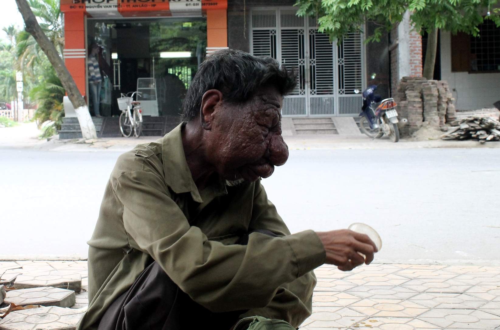 Ông Luyện phải đi ăn xin để nuôi một người vợ què quặt ở quê nhà