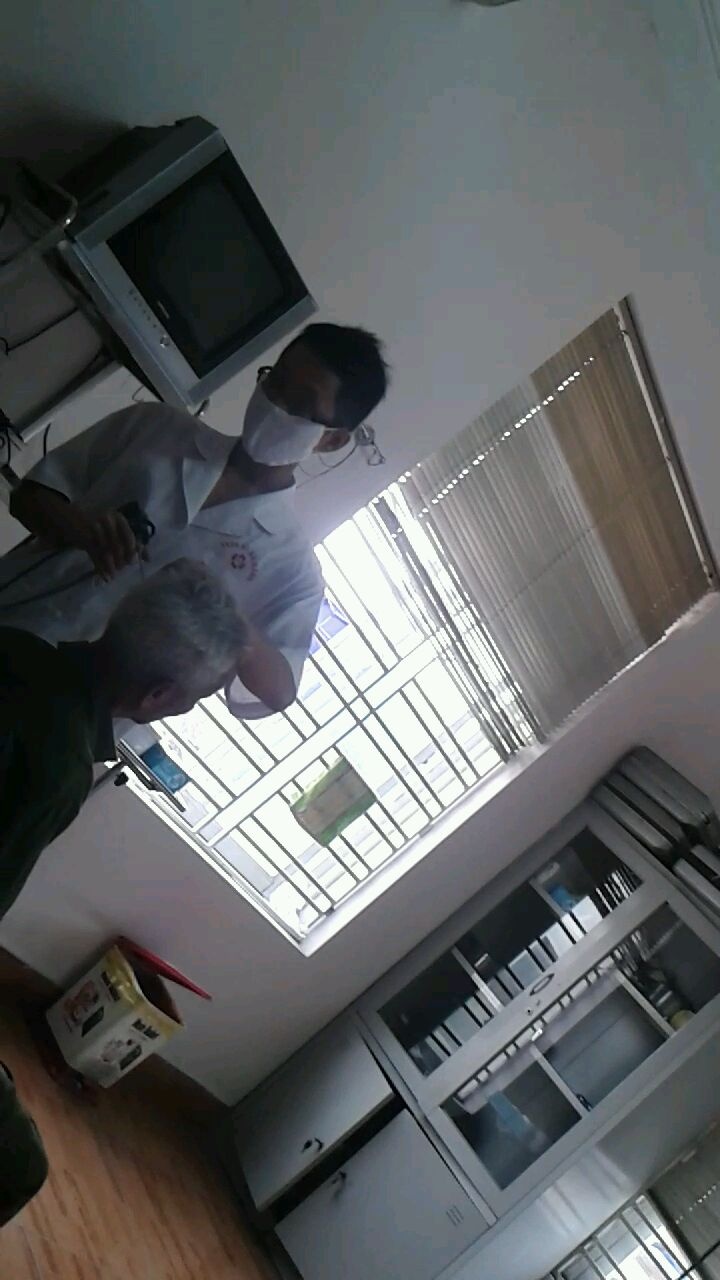 Điều dưỡng Minh thực hiện công việc của một bác sỹ chuyên khoa