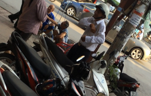 Người đàn ông này tự xưng là công an, cản trở phóng viên tác nghiệp nhưng sau đó lại vội vã rời đi