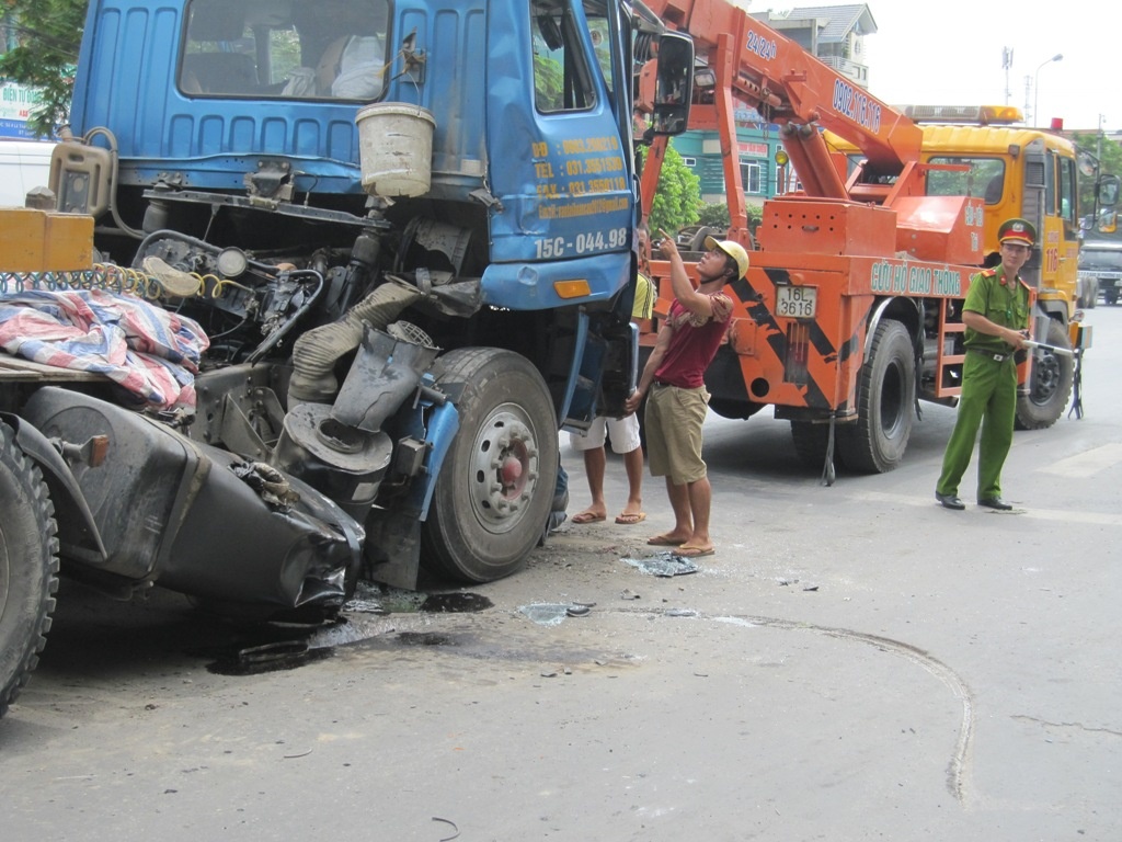 Phần đầu kéo của Container bị hư hỏng nặng