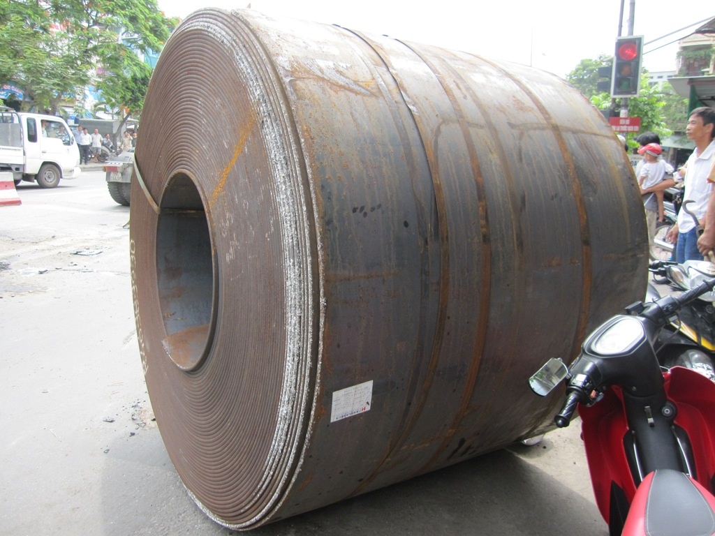 Cuon thep 30 tan lan tu oto xuong duong hinh anh