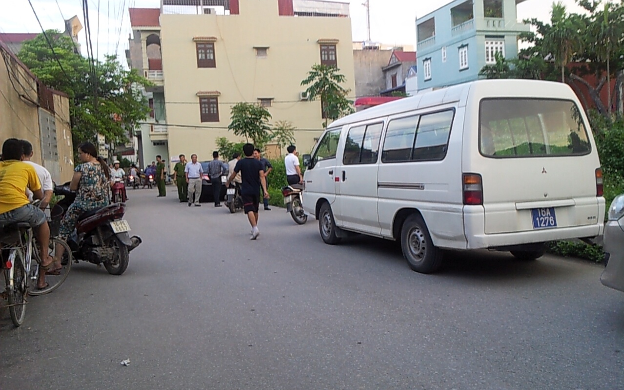 Rất đông người dân tập trung trước cửa nhà nạn nhân để dõi theo tình hình