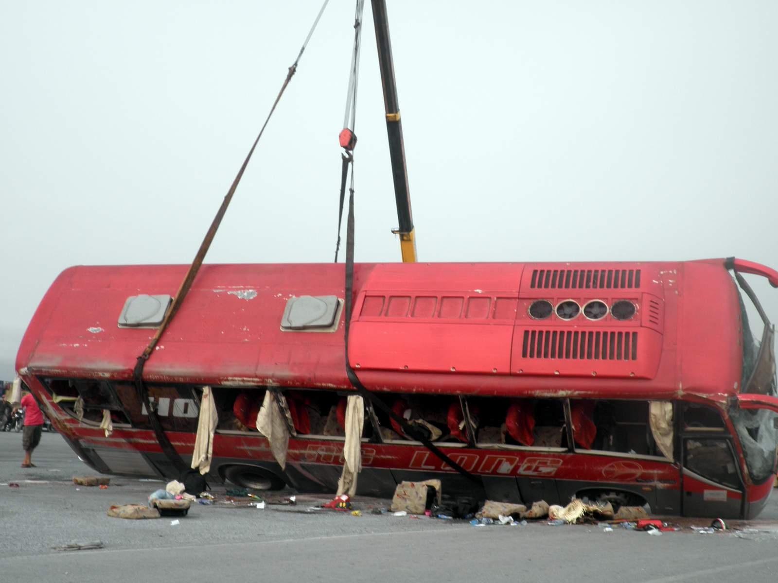 Cuu ho xe khach lat nghieng khien 30 nguoi nhap vien hinh anh