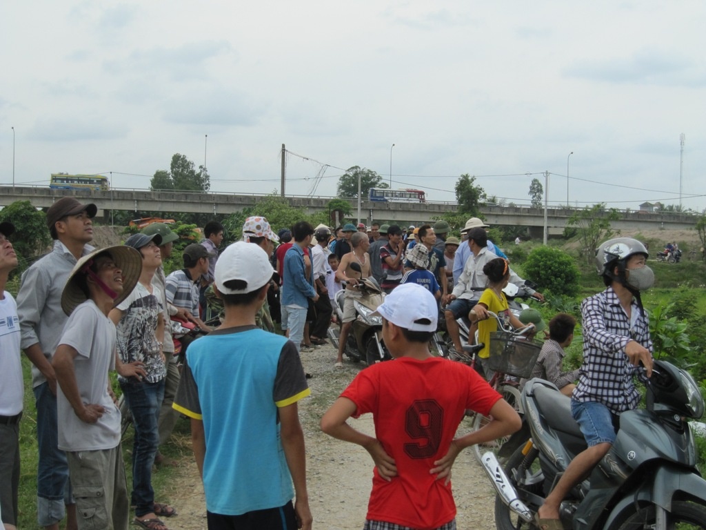 Rất đông người dân hiếu kỳ theo dõi vụ việc
