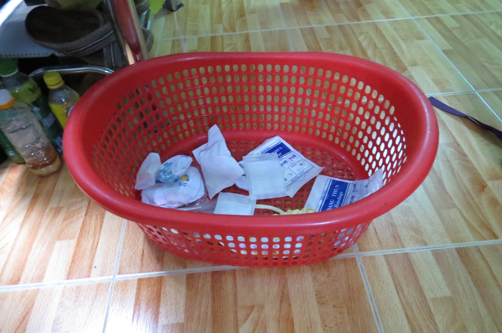 Đứa trẻ được đặt trong chiếc làn nhựa đỏ, để ngay trước cổng nhà chị Hương giữa trưa nắng