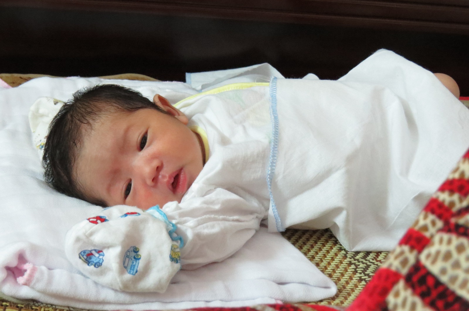 Phat hien mot tre so sinh truoc cong nha giua trua nang hinh anh