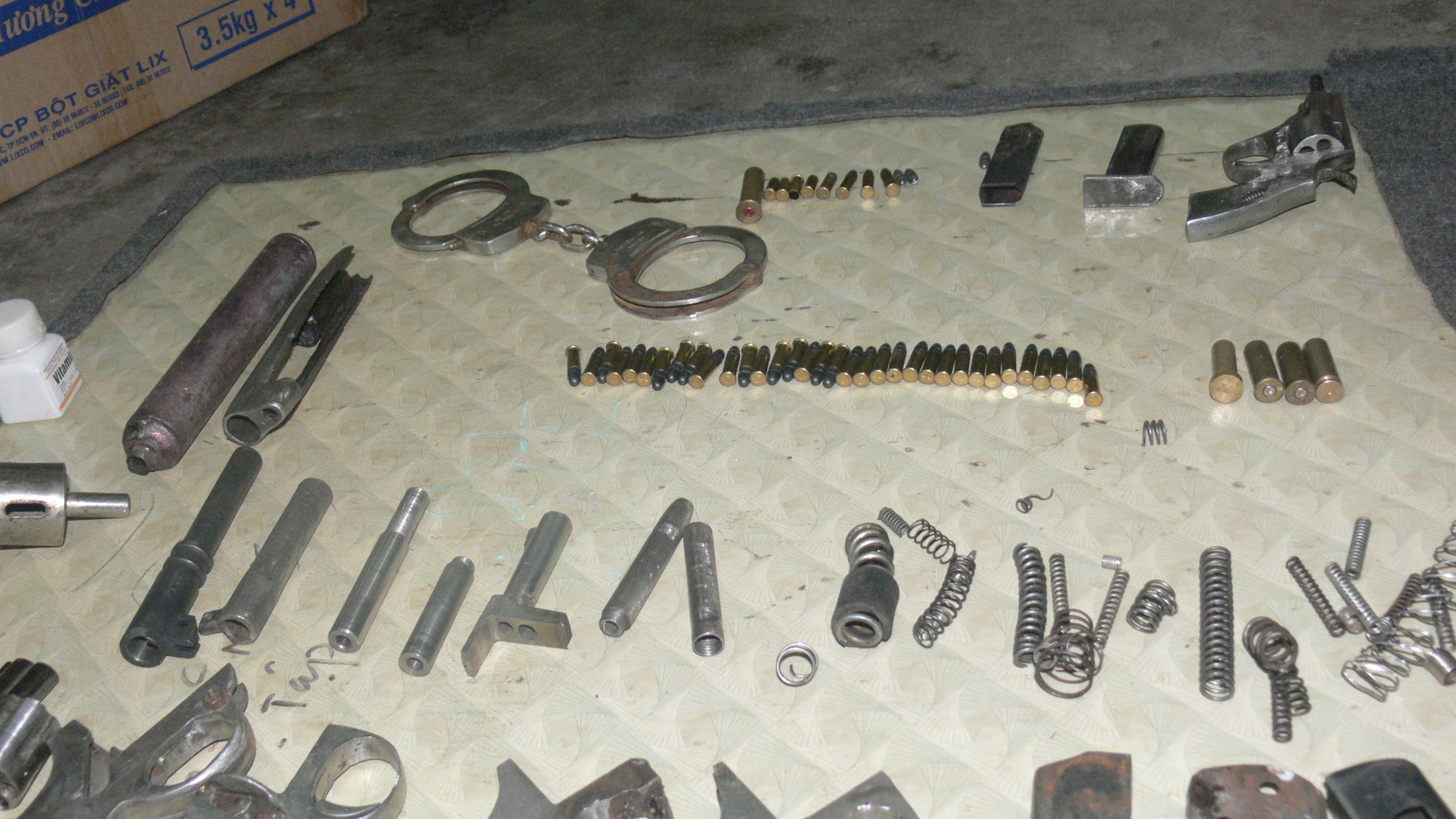 Một số tang vật thu giữ tại nhà của Huy