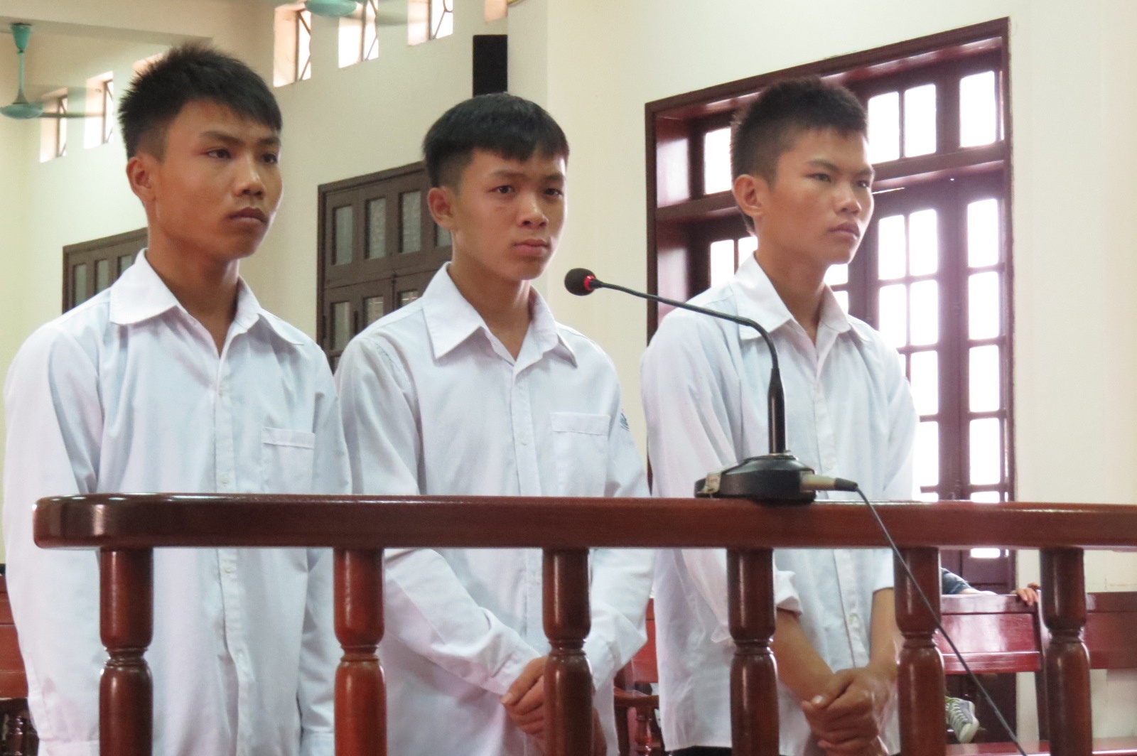 3 thanh nien gheo gai, cuop mu keu oan hinh anh