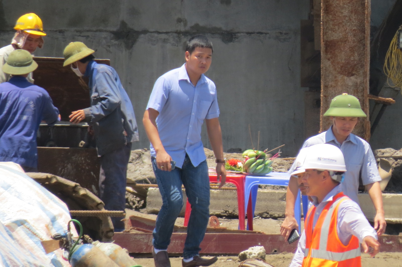 Gay can cau khi xay cau qua song Lach Tray, 2 nguoi chet hinh anh