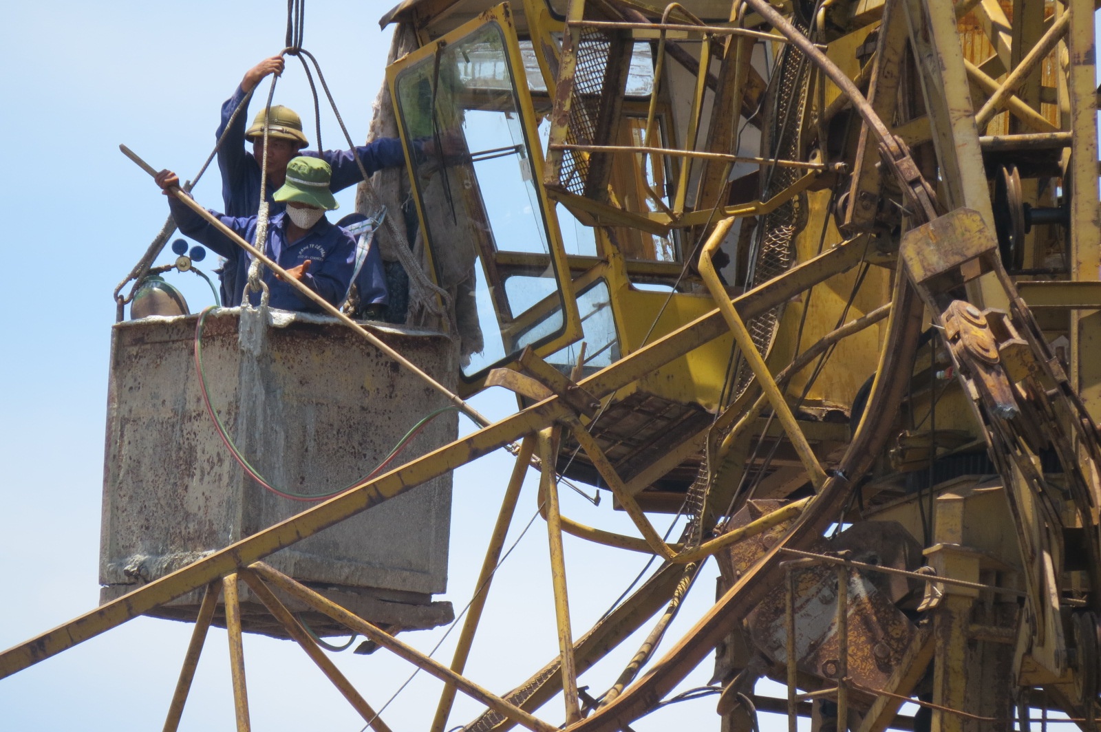 Công nhân đang cứu hộ thi thể mắc kẹt tại điểm gẫy của cần cẩu