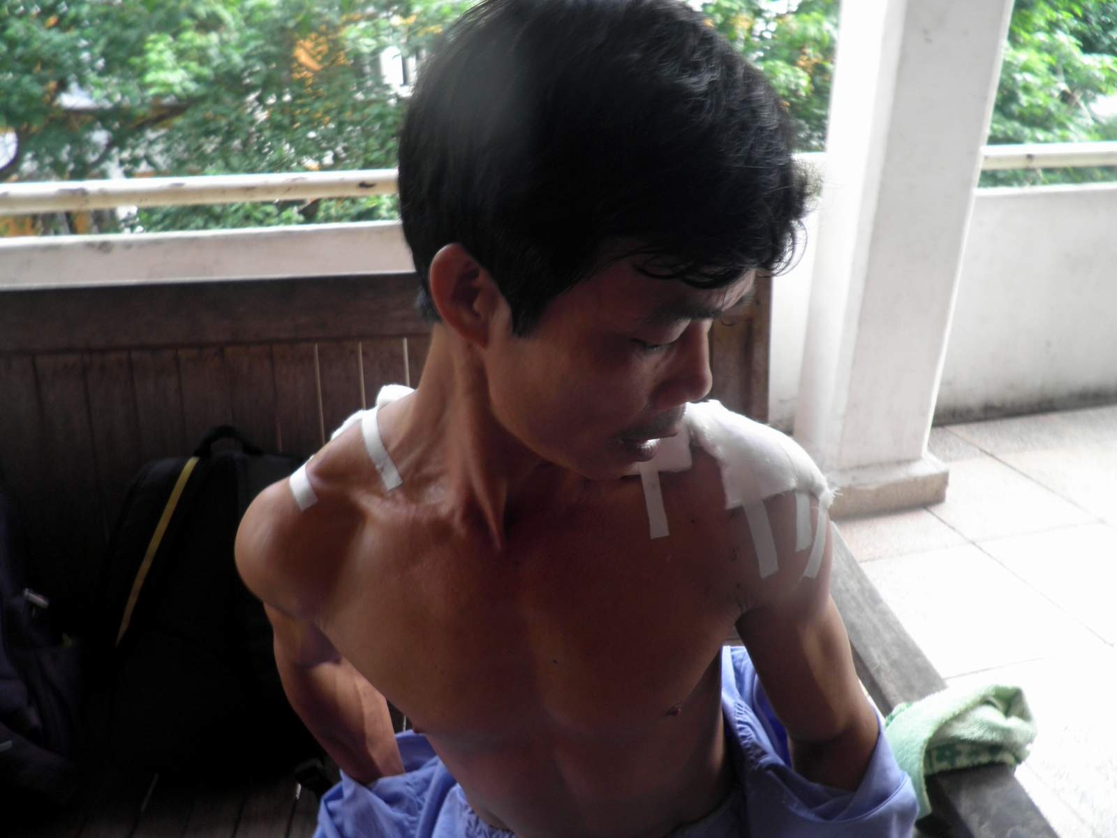 Nhom con do chem khach hat o quan karaoke hinh anh