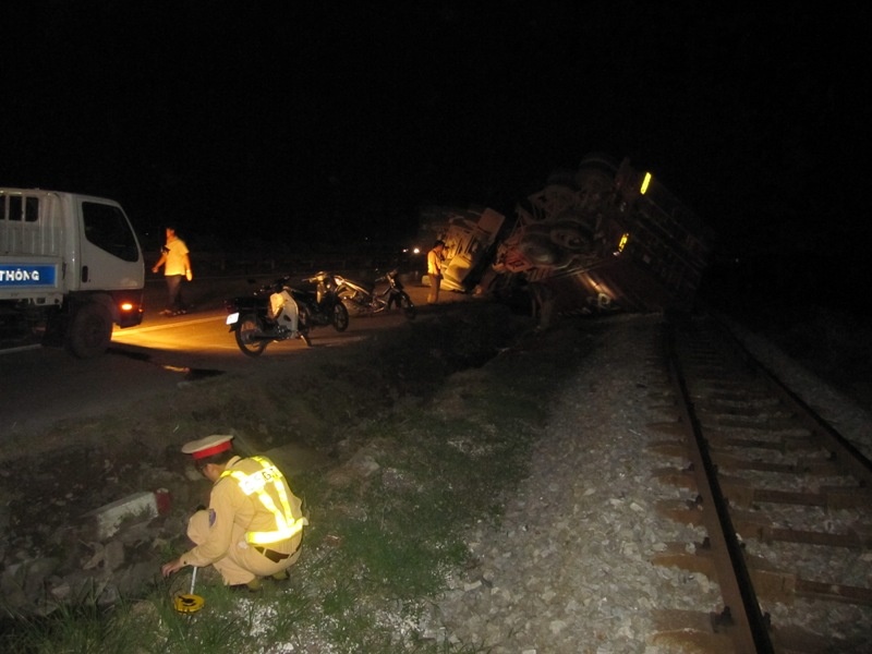 Lực lượng chức năng khám nghiệm hiện trường vụ tai nạn