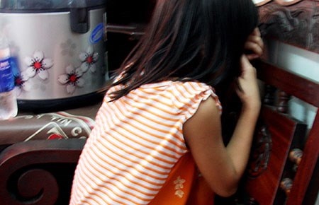 Ke xam tro day minh lam 'chuyen nguoi lon' voi be gai bi bat hinh anh