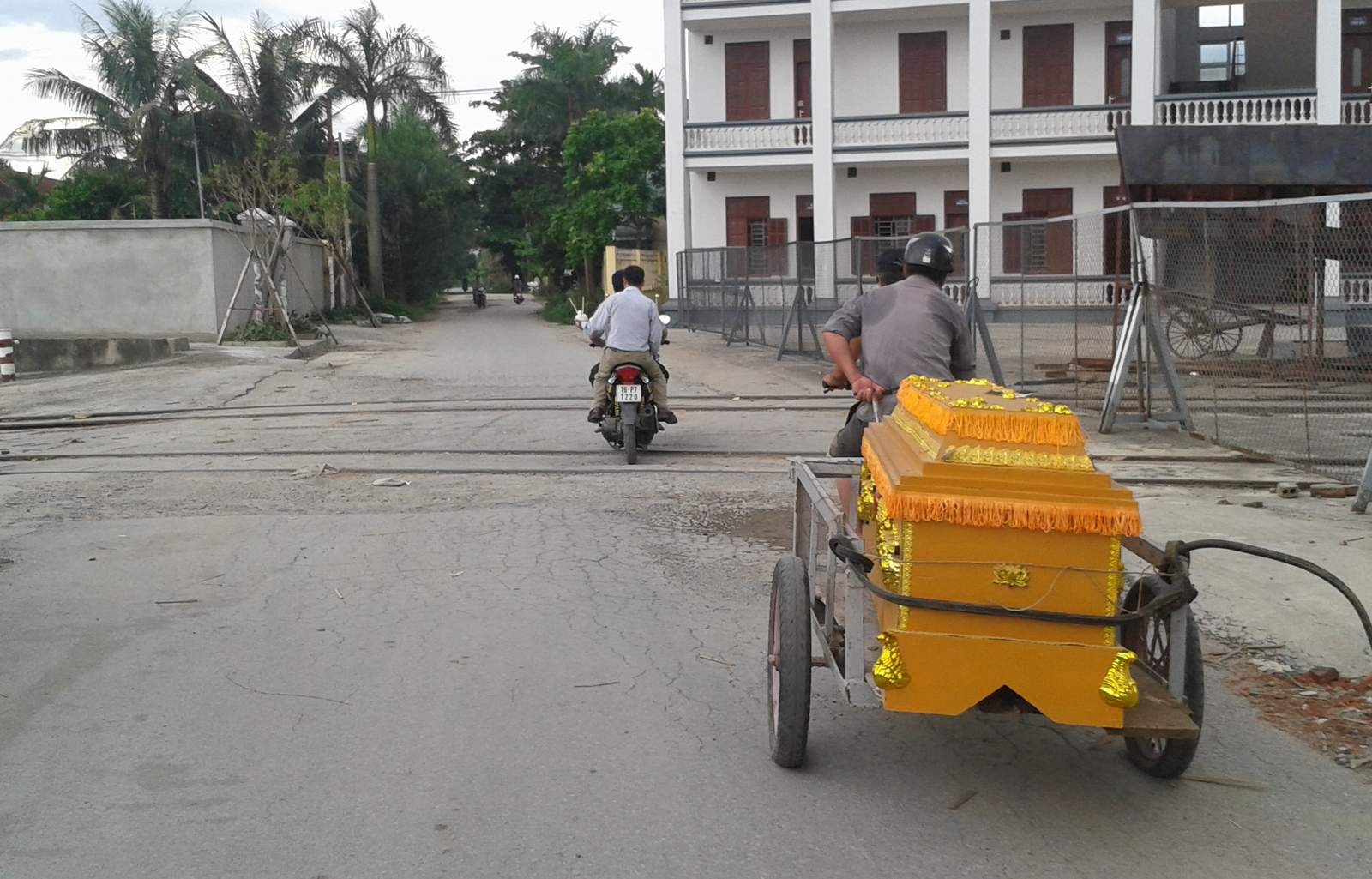 Thi the nu phinh to troi dat vao bo song hinh anh