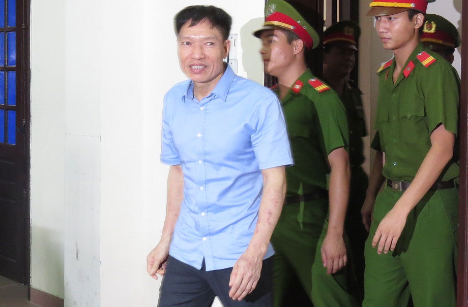 Được dẫn giải trở lại phòng xử án để nghe tuyên phạt, Dương Tự Trọng vẫn nở nụ cười với người thân.