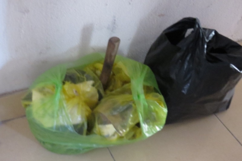 Tang vật của vụ án gồm có cả búa và gạch