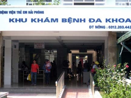 Be 2 tuoi chet bat thuong sau tieu phau tach ngon tay hinh anh