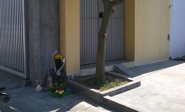 Xac nguoi phu nu chay den truoc cong nha hinh anh