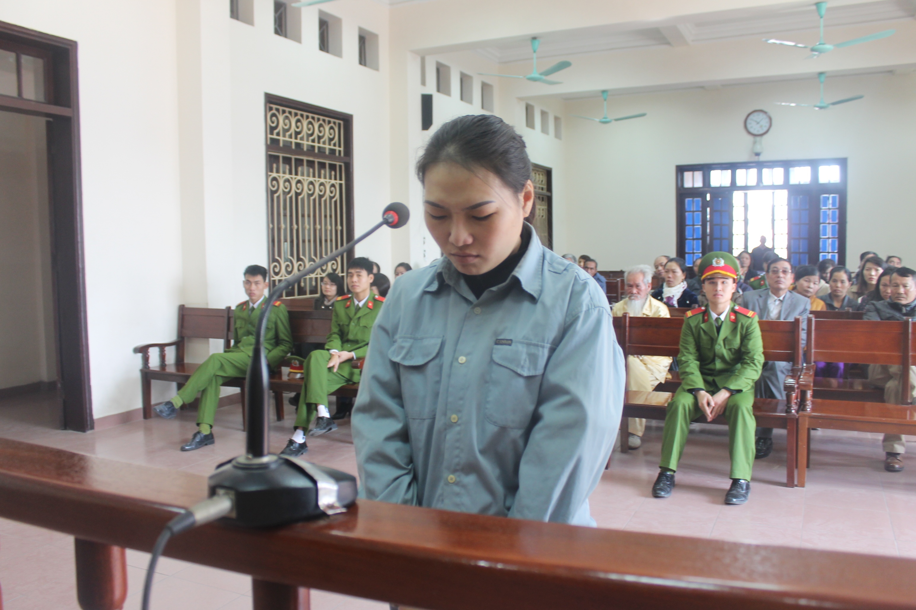 Bị cáo Hương trước vành móng ngựa