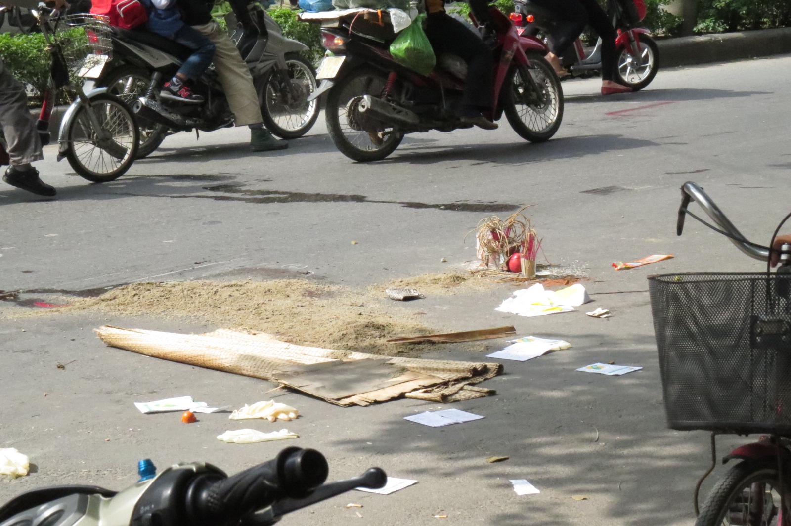Hơn một ngày sau vụ tai nạn, tại hiện trường vẫn ngổn ngang que hương, manh chiếu lẫn máu vương vãi