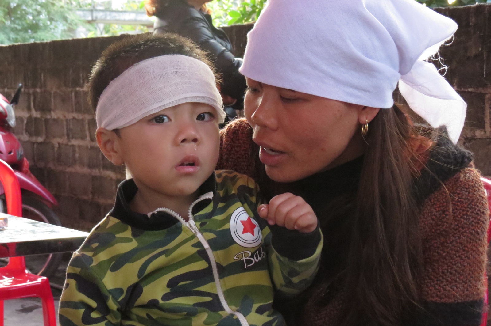 Ky uc am anh ve tai nan cua thai phu 7 thang co cuu con hinh anh