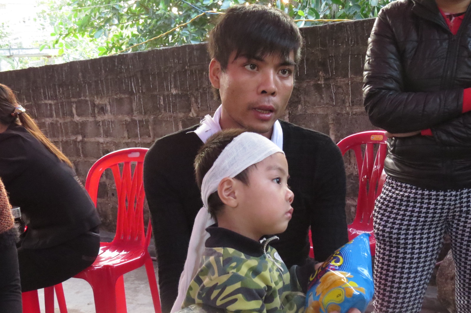 Cha mất con, Chồng mất vợ, con trẻ mồ côi vì tai nạn giao thông