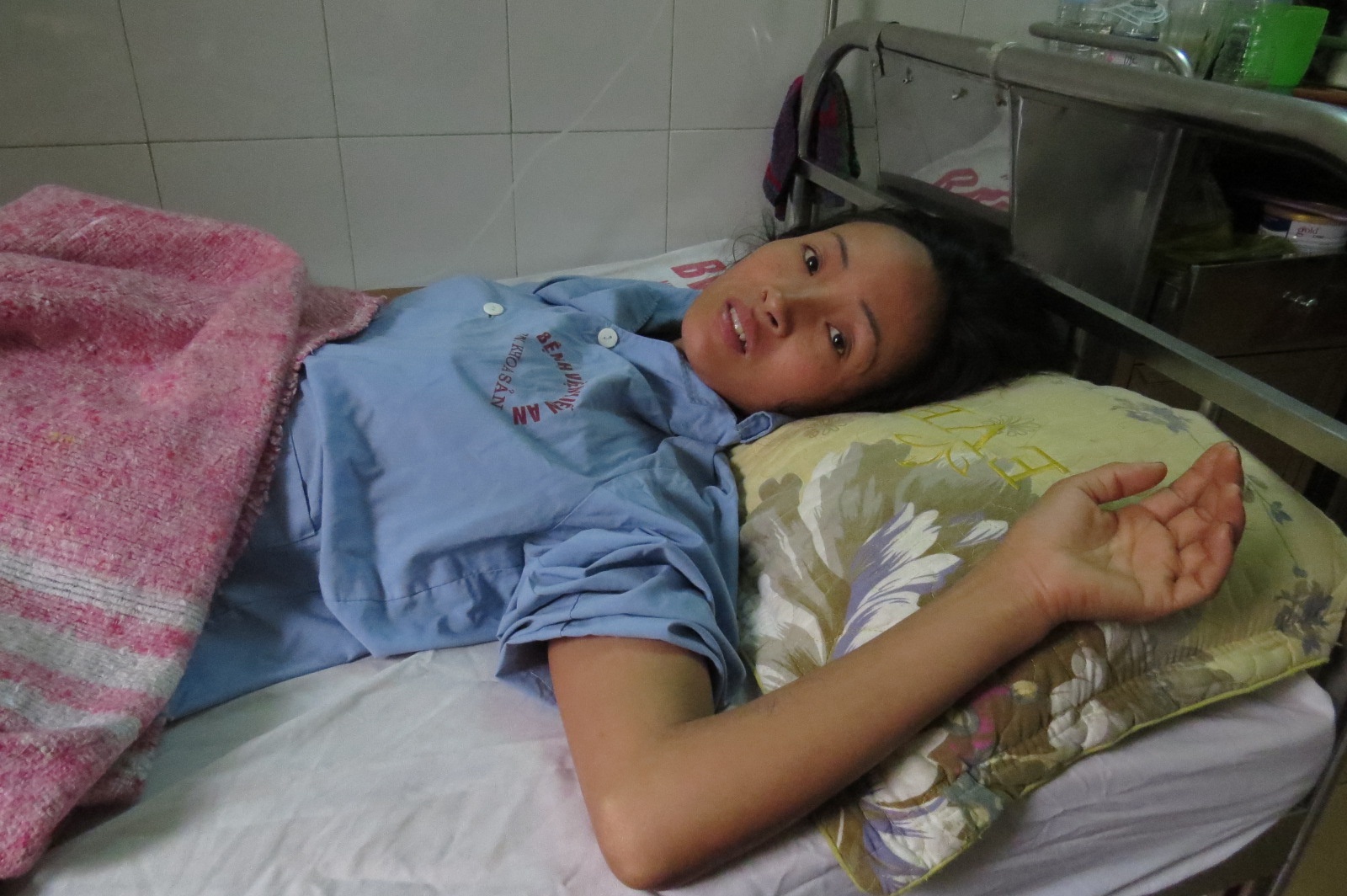 Benh nhan duoc mo tai giuong, thoat chet trong gang tac hinh anh