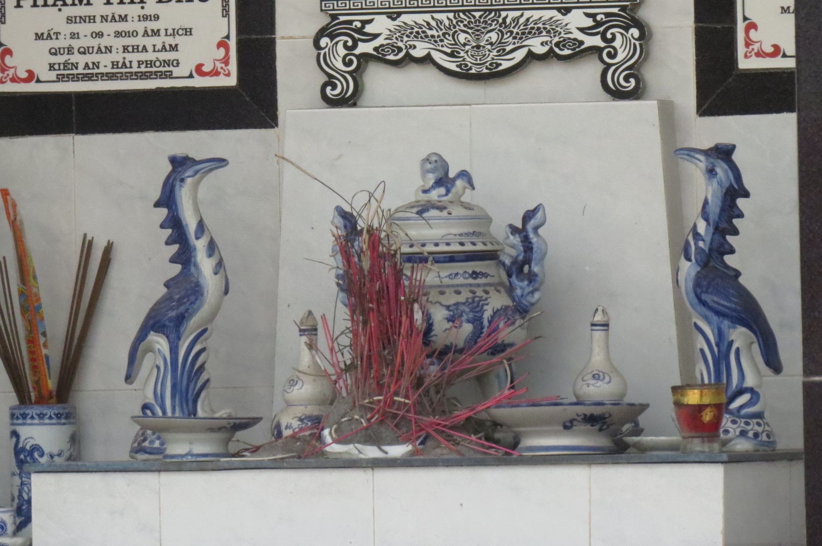 Chỉ duy nhất bát hương bị đập vỡ, các vật thờ bằng sứ khác vẫn nguyên lành