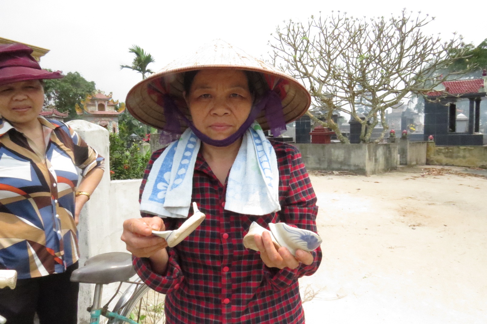 Người dân bức xúc vì mộ phần người quá cố bị xâm phạm