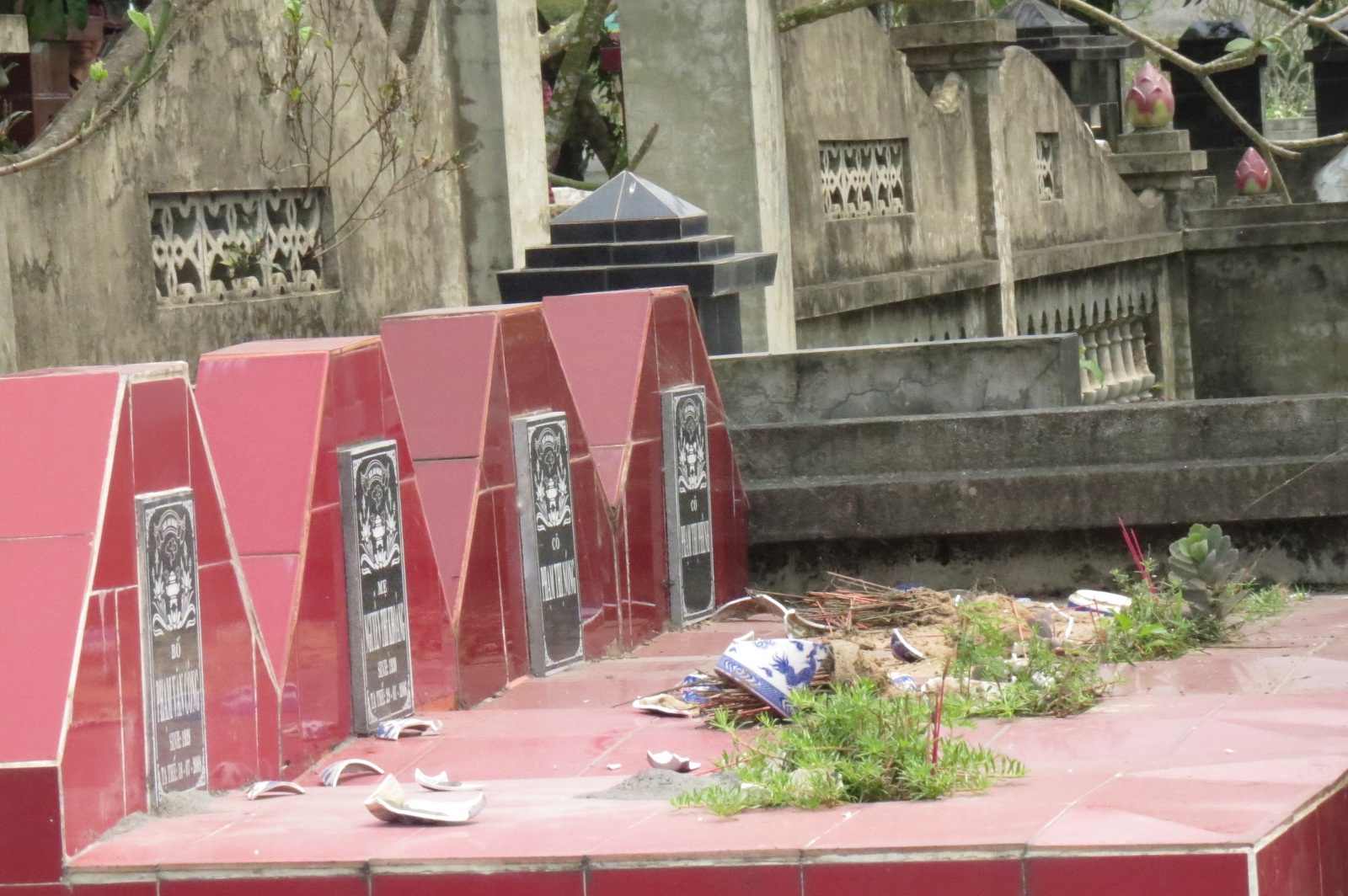 500 ngoi mo bi pha hoai hinh anh