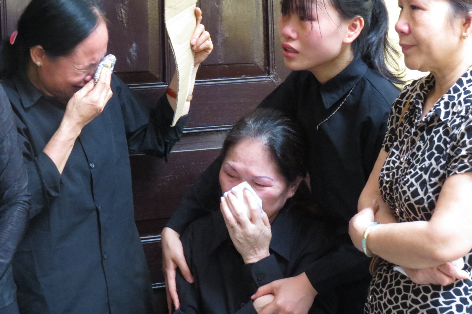 Mẹ của phi công Nguyễn Anh Tú (ngồi) đau đớn tột cùng vì mất con