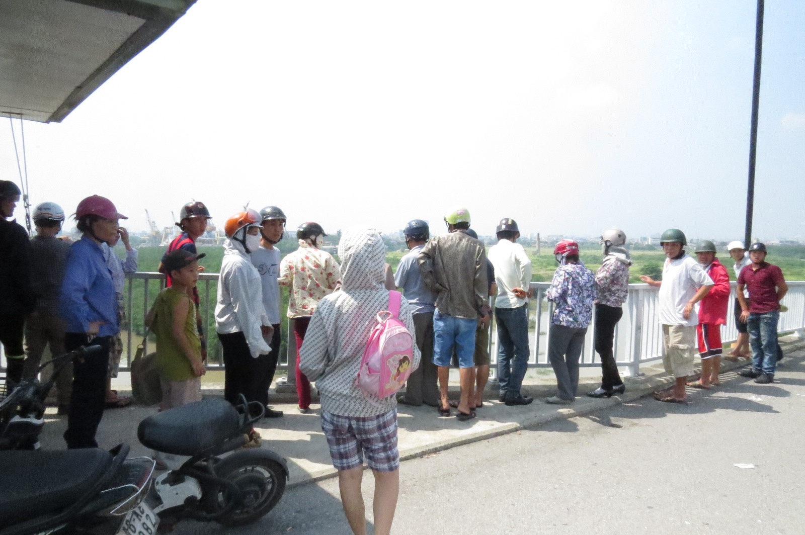 Người nhà nạn nhân có mặt trên cầu để dõi theo công tác tìm kiếm