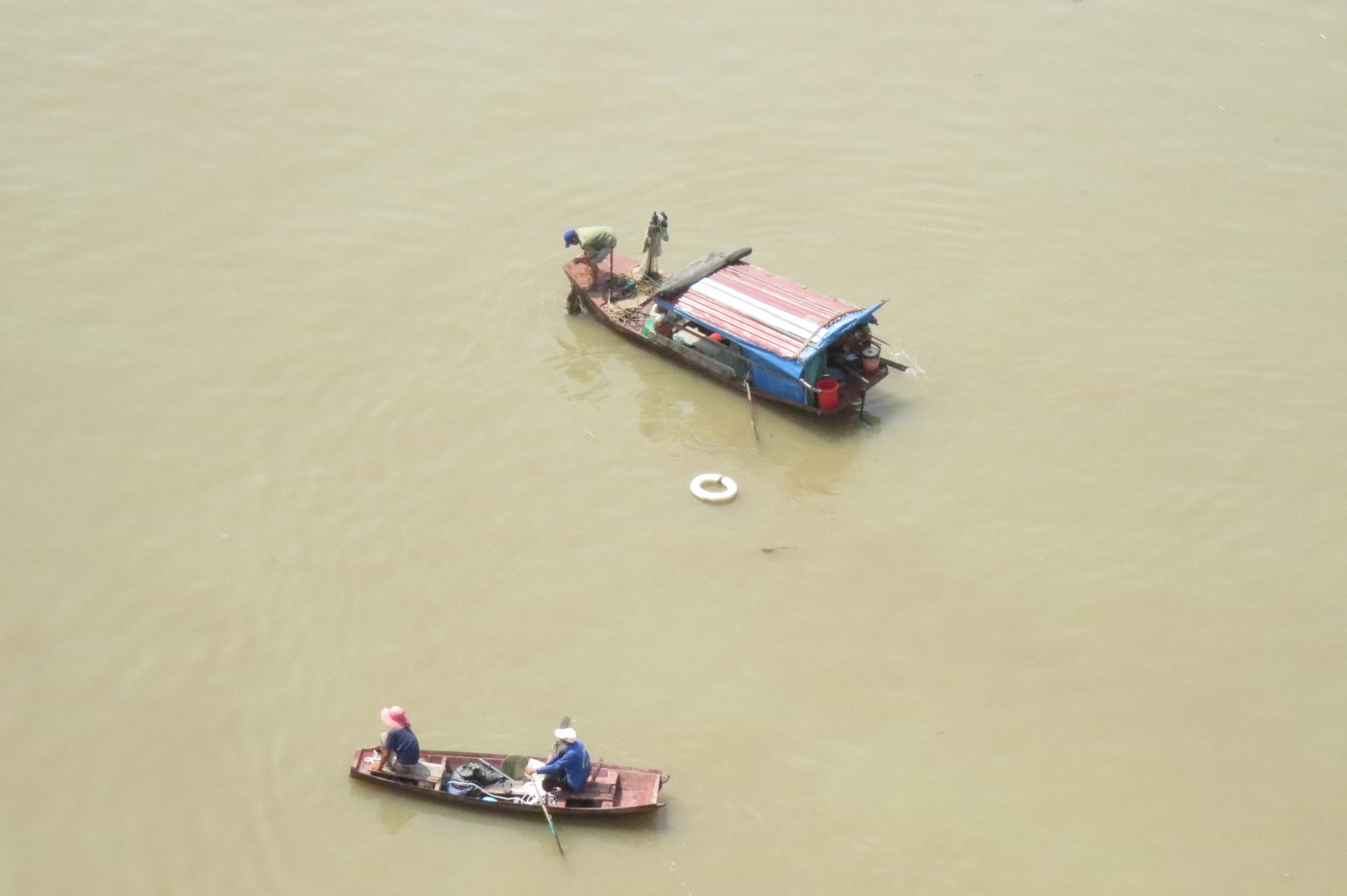 Cuu con dau 9X nhay cau, bo mat tich duoi song hinh anh