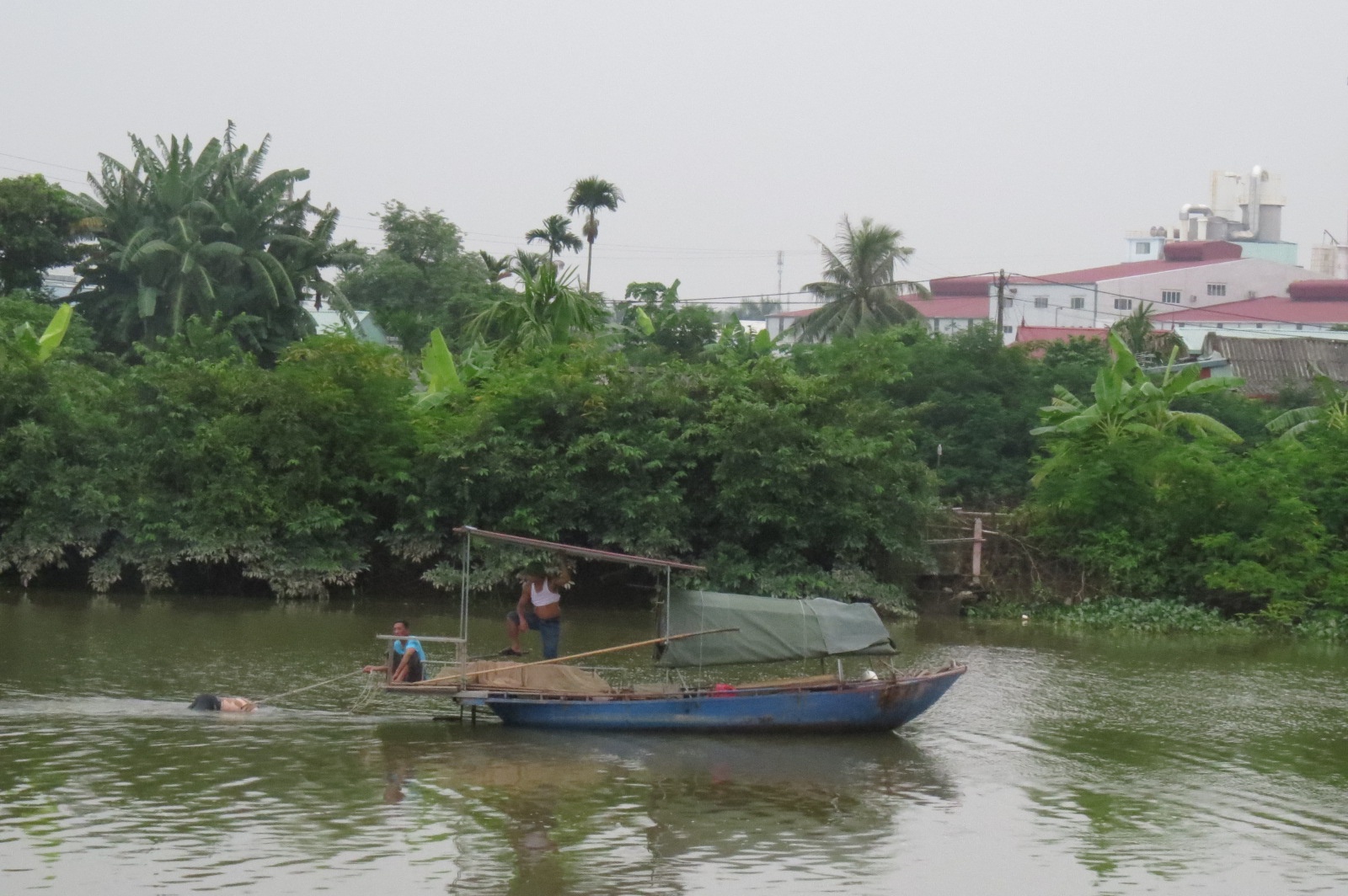 Dân chài đang trục vớt xác trên sông