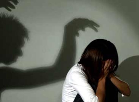 Nghi an pho cong an xa lam nu sinh mang thai hinh anh