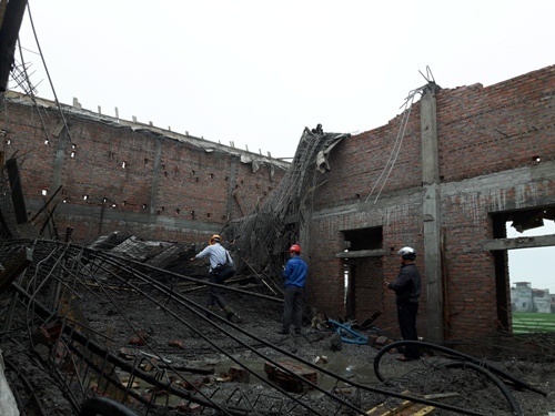 Sap mai nha van hoa xa, 9 nguoi bi thuong hinh anh