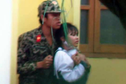 Nu sinh Thai Binh bi tuoi xang doa dot tai truong hinh anh