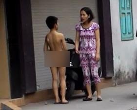 Me phat con coi truong di tren pho hinh anh