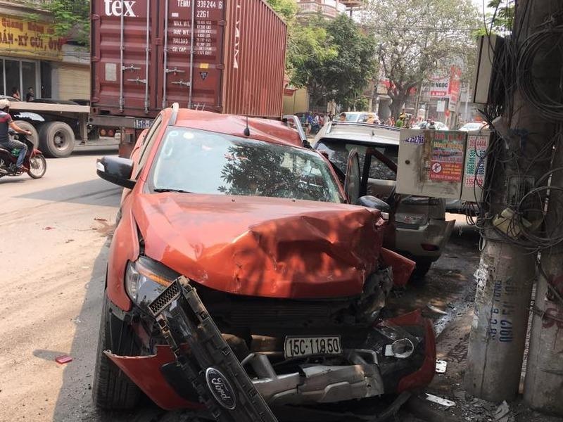 Ro-mooc vang khoi dau keo, cuon nu giup viec vao gam hinh anh