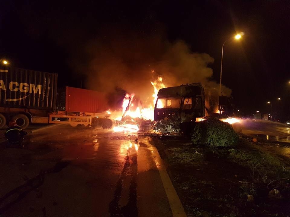 xe bồn cháy rụi ảnh 1 xe bon chay rui anh 1