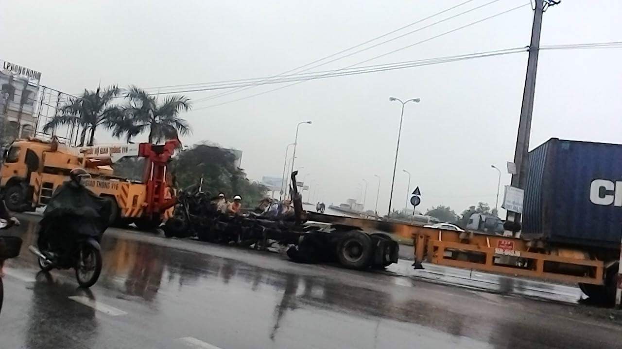 xe bồn cháy rụi ảnh 2 xe bon chay rui anh 2