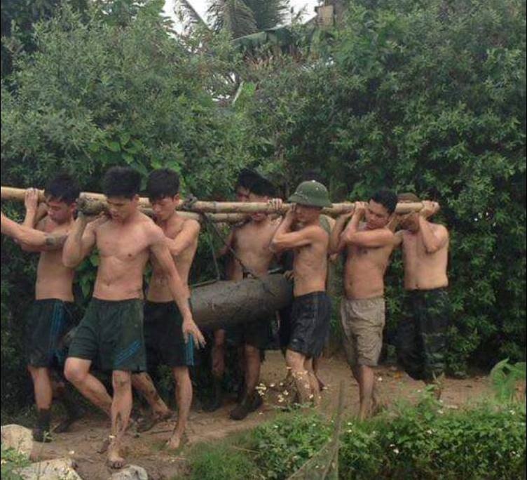 Phat hien 1 tan bom duoi day ao o Hai Phong hinh anh