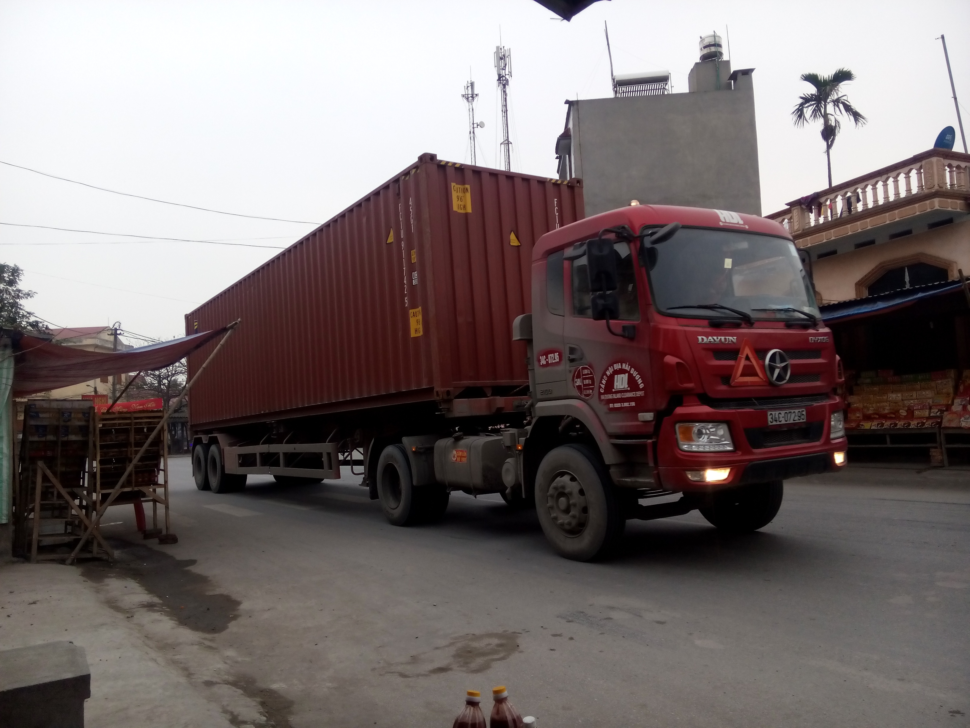 Xe container hoanh hanh, Hai Duong 'cau cuu' Thu tuong hinh anh