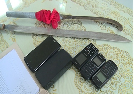 Bat nhom chuyen cuop cua nguoi di cho luc rang sang hinh anh