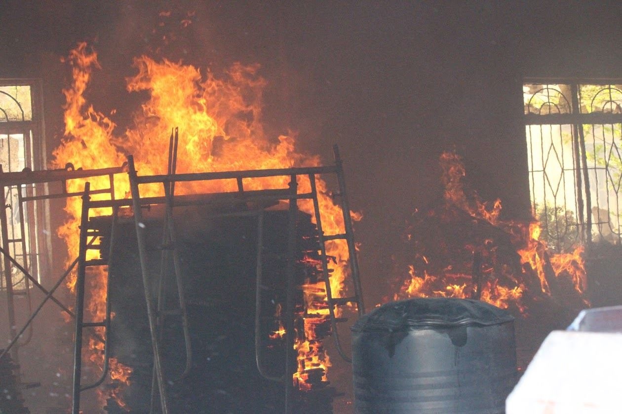 Xuong do go boc chay du doi giua trua nang gat hinh anh